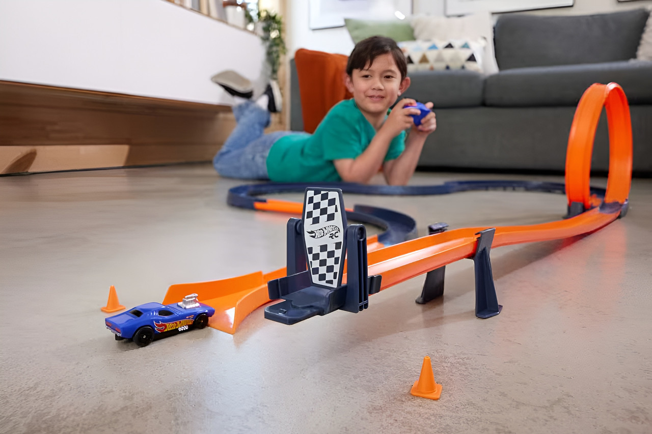 Hot Wheels Toy Car Track Set with 1:64 Scale Remote-Control Vehicle & 30+ Pieces of Race Track Hot Wheels Toy Car Track Set with 1:64 Scale Remote-Control Vehicle & 30+ Pieces of Race Track