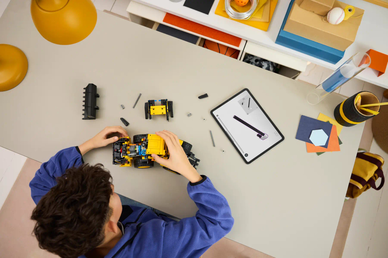 LEGO Technic Volvo L120 Electric Wheel Loader 42209