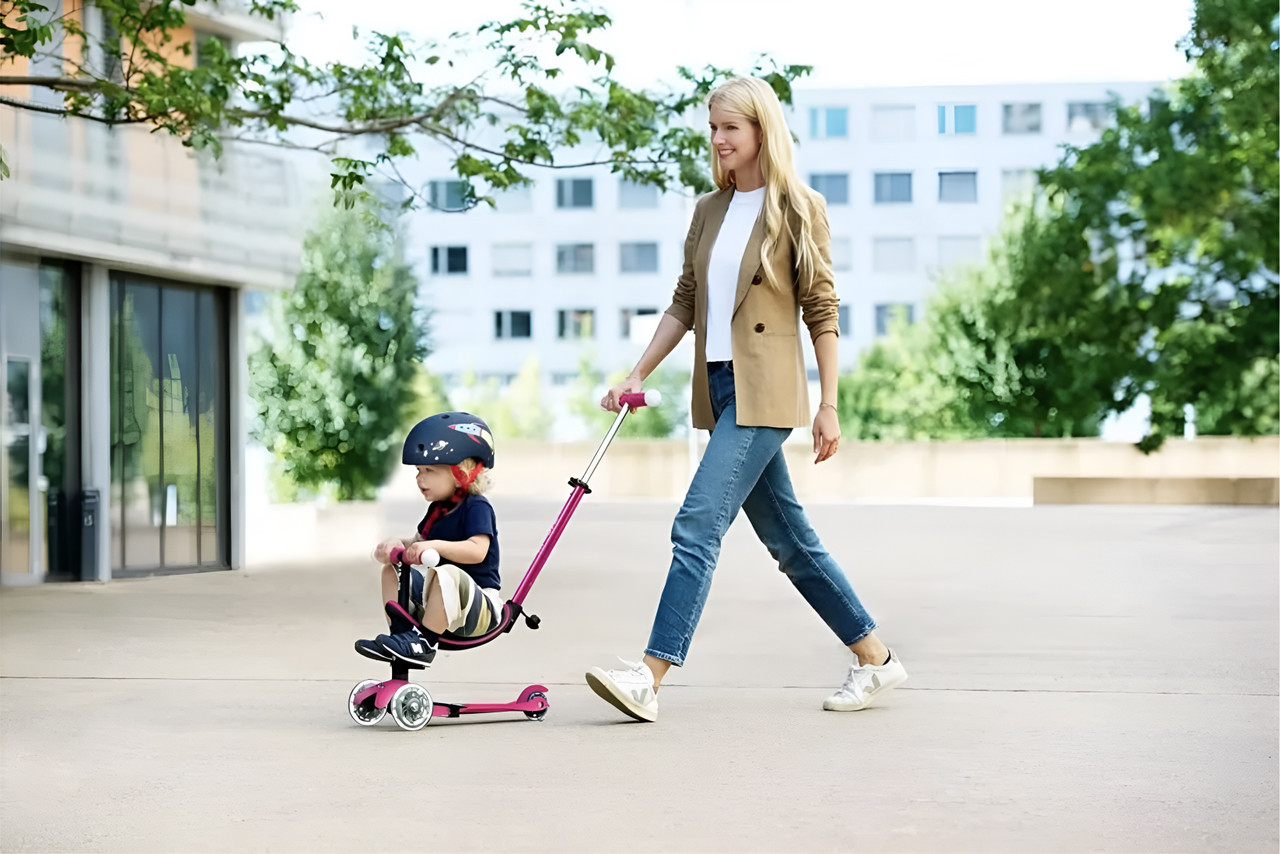 Micro Mini2Grow Deluxe Magic LED Scooter - Pink Micro Mini2Grow Deluxe Magic LED Scooter - Pink