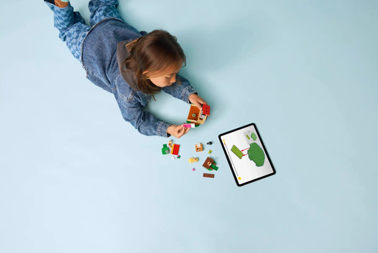 LEGO Animal Crossing Goldie's Cosy House 77058