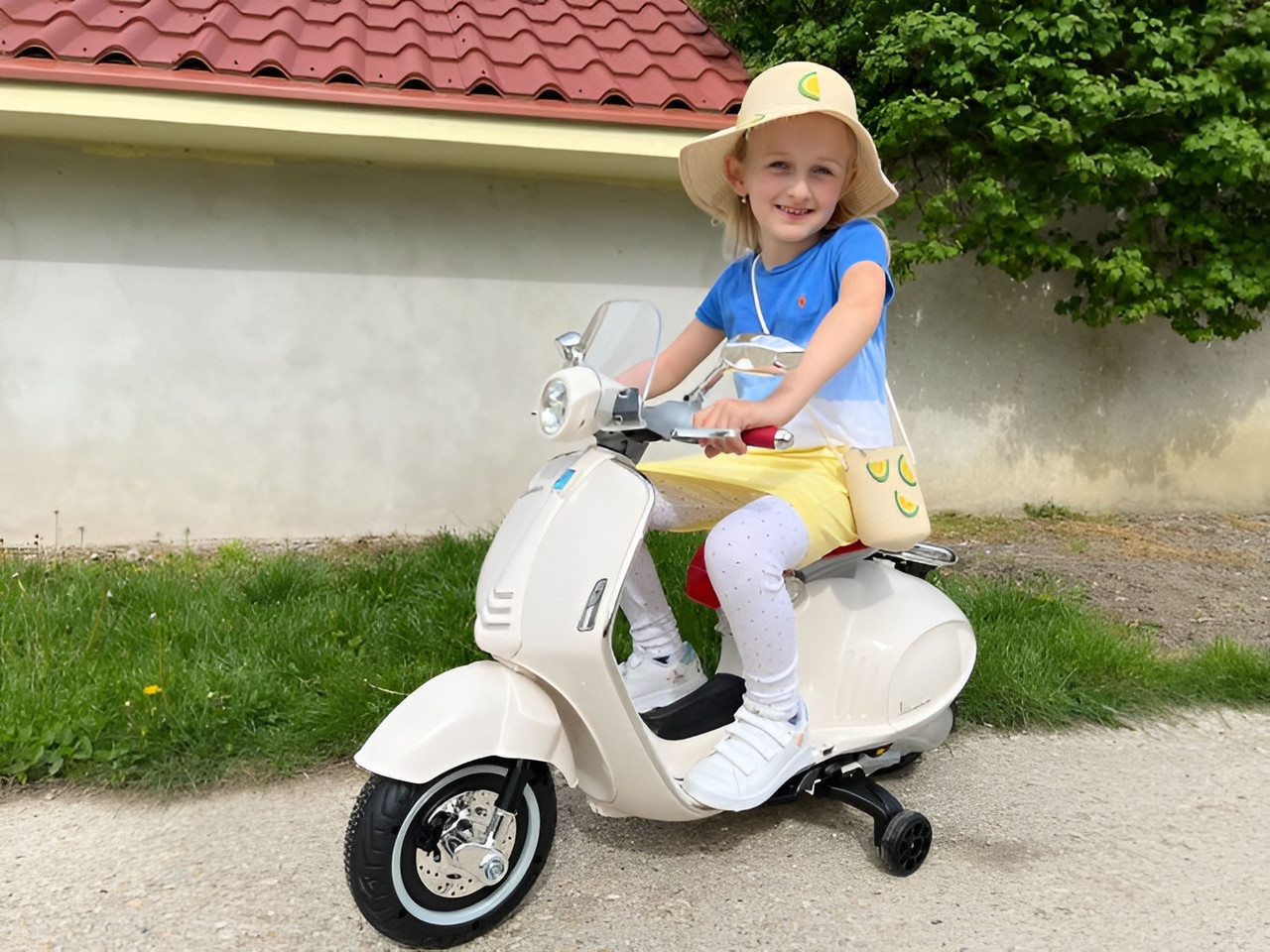 Vespa 946 Scooter 6V - White