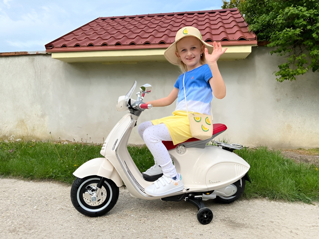 Vespa 946 Scooter 6V - White