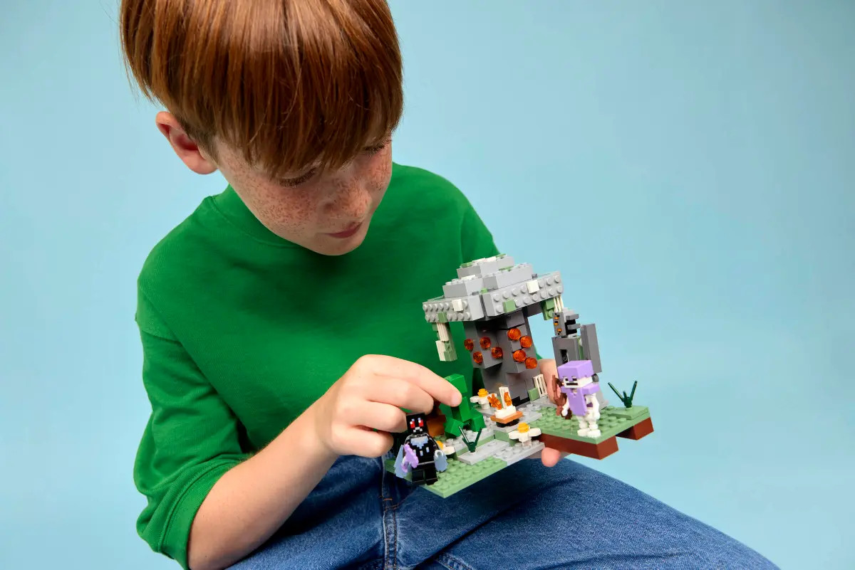 LEGO Minecraft The Pale Garden 21586