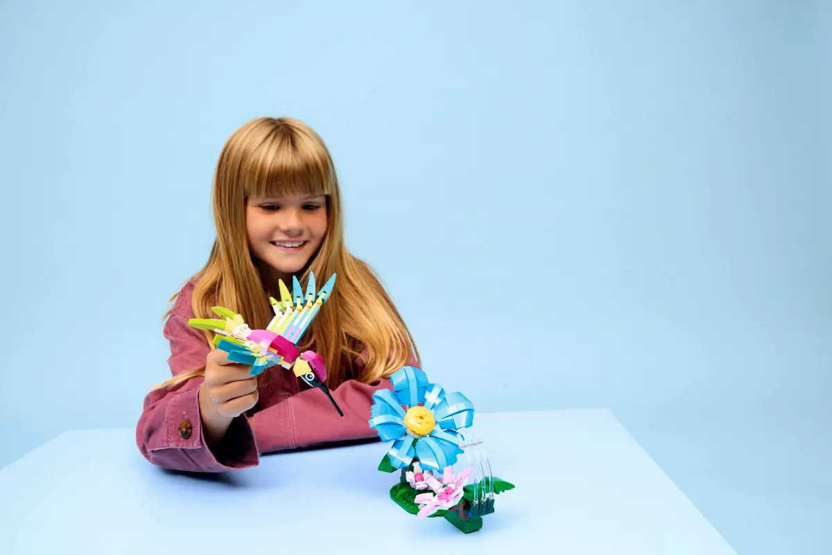 LEGO Creator 3-in-1 Wild Animals: Colourful Hummingbird 31384