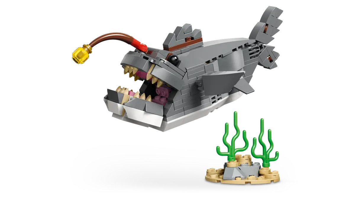 LEGO Creator 3-in-1 Fierce Shark with a Treasure Chest 31381