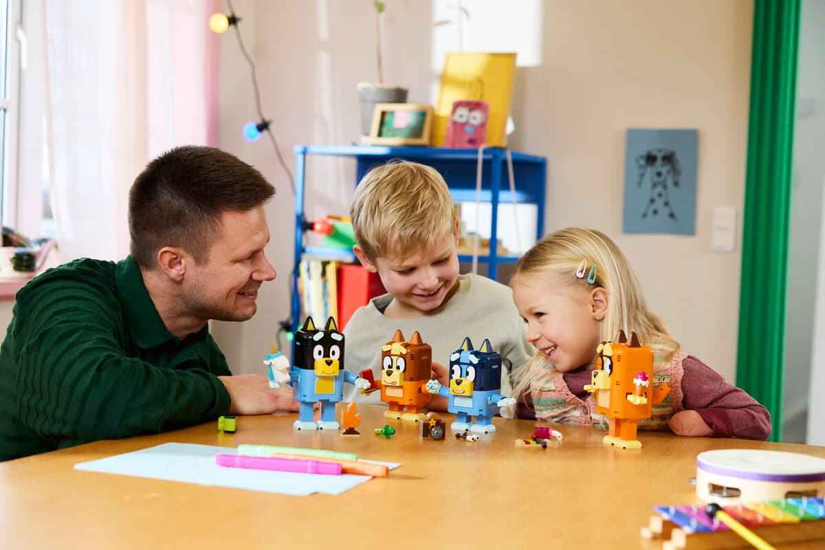 LEGO Bluey Brick-Built Bluey Family 11217