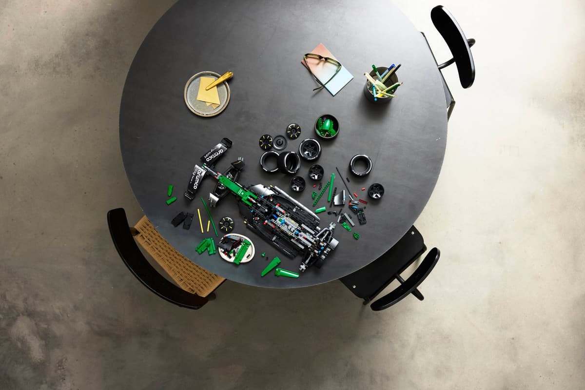 LEGO Technic Aston Martin Aramco AMR25 F1 Car 42240