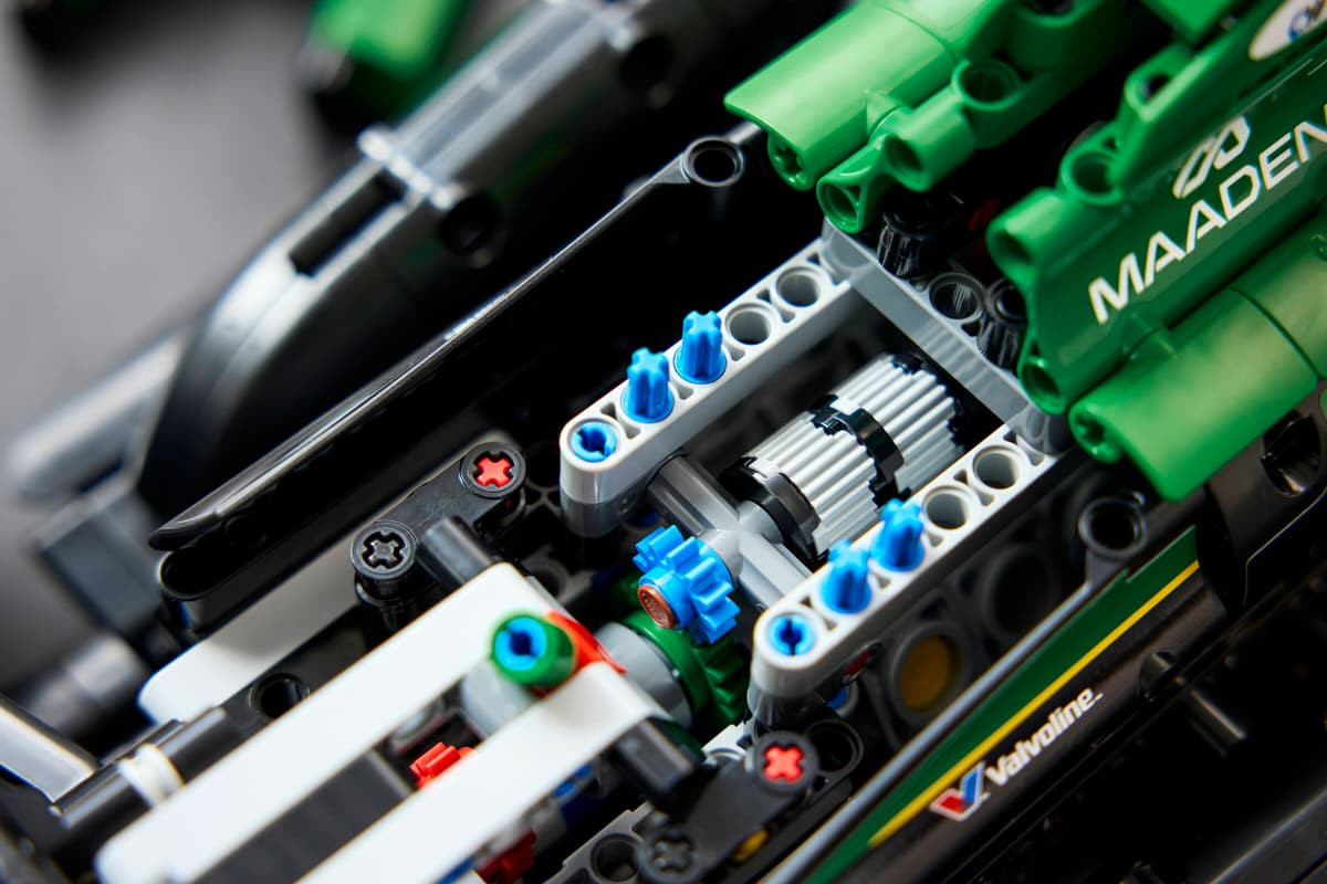 LEGO Technic Aston Martin Aramco AMR25 F1 Car 42240