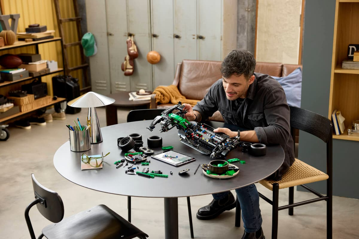 LEGO Technic Aston Martin Aramco AMR25 F1 Car 42240