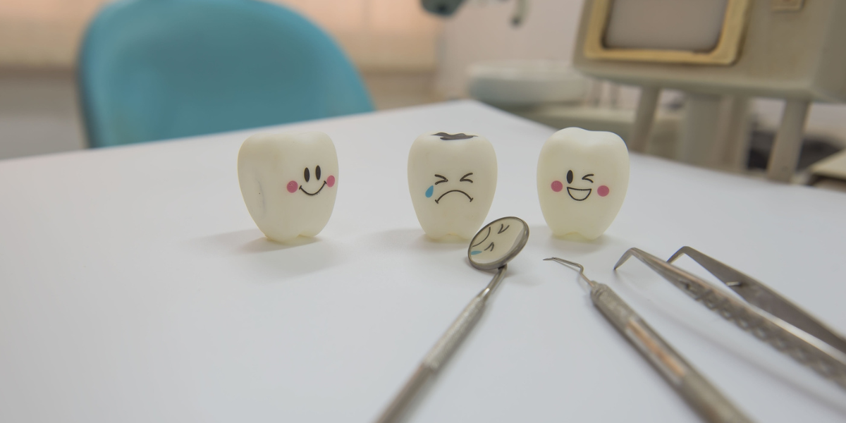 Tratamentul petelor albe implică mai multe soluții, de la adaptarea tehnicii de periaj, până la aplicarea compozitului sau a fațetelor dentare. 