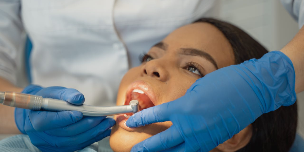 Tratamentul pulpitei dentare depinde strict de diagnosticul pe care medicul stomatolog îl stabilește: reversibilă sau ireversibilă