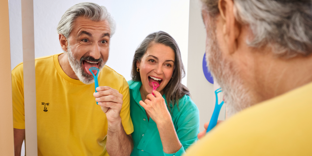 Periajul dinților trebuie completat și de curățarea limbii, un rezervor important de bacterii. 