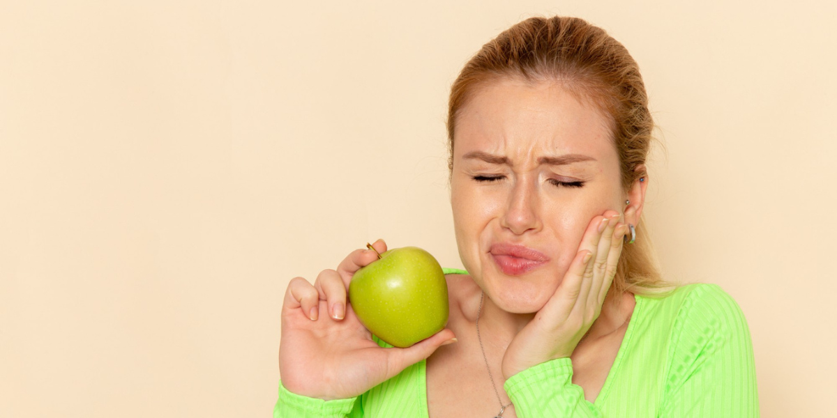 Disconfortul imediat și acut la contactul cu stimuli  reci, calzi, dulci, acri, la atingere sau aerul rece este un simptom al dinților sensibili.