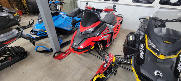 2022 LYNX RAVE RE 850 E-TEC RED