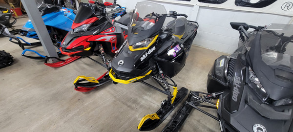 2023 RENEGADE ENDURO 600R E-TEC BLACK/YELLOW