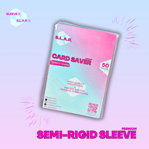 Hochwertiger Semi Rigid Card Saver aus klarem PP-Material zur sicheren Aufbewahrung von Trading Cards wie Pokémon, Yu-Gi-Oh, One Piece oder Magic the Gathering. Ideal für Grading und Versand.