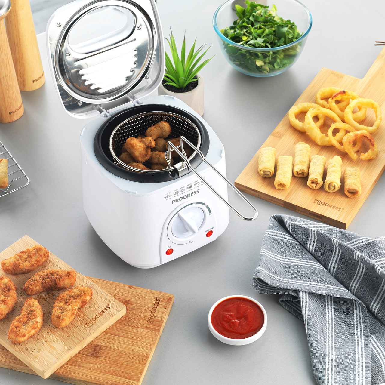 Compact Deep Fat Fryer with Removable Cooking Basket, 1 L