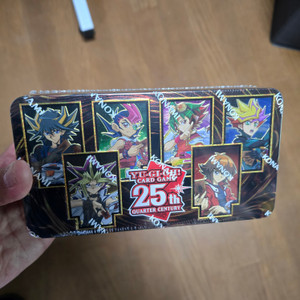 Yu-Gi-Oh Card Game 25th Quarter Century Sealed Tin - Dueling Heroes (ENGLISH VERSION, 1ST EDITION) - 20250528 - RWK532 - BKSHF Yu-Gi-Oh Card Game 25th Quarter Century Sealed Tin - Dueling Heroes (ENGLISH VERSION, 1ST EDITION) - 20250528 - RWK532 - BKSHF