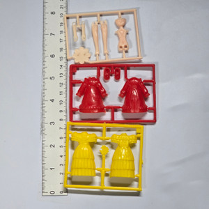 Cut Doll Girl Plastic Model Kit (MISSING PIECES? NOT SURE WHAT THE HAIR IS SUUPOSE TO BE) - 20260615 - RWK656
