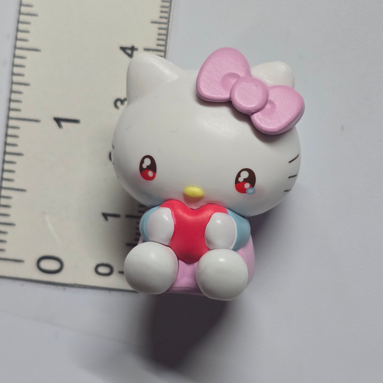 Hello Kitty Holding Heart Mini Figure - 20260611 - RWK620
