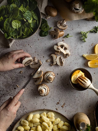 Culinary Delights with Mushrooms: A delicious dish featuring white button mushrooms, demonstrating their culinary versatility