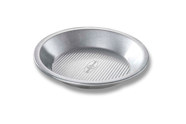 KUHA Pie Pan - 9” Cast Iron Skillet for Baking Apple, Pumpkin, Cherry Pies  - with Silicone Trivet