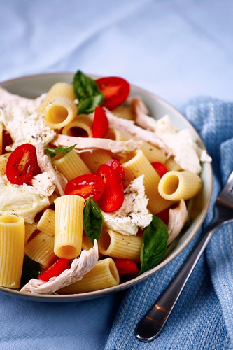 Chicken, Tomato & Basil Pasta Salad with Mozzarella Chicken, Tomato & Basil Pasta Salad with Mozzarella