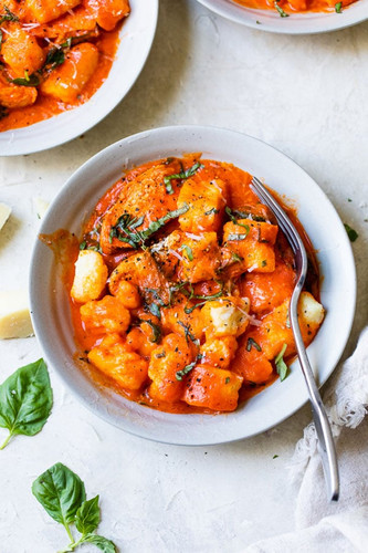 Gnocchi with Grilled Chicken in Roasted Red Pepper Sauce Gnocchi with Grilled Chicken in Roasted Red Pepper Sauce