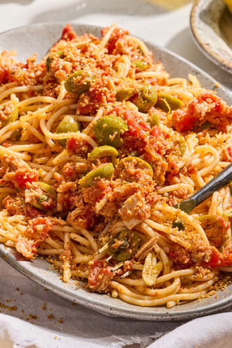 Easy, Fast, And Pantry-Friendly Spaghetti Al Tonno (Pasta With Tomatoes And Tuna) Easy, Fast, And Pantry-Friendly Spaghetti Al Tonno (Pasta With Tomatoes And Tuna)