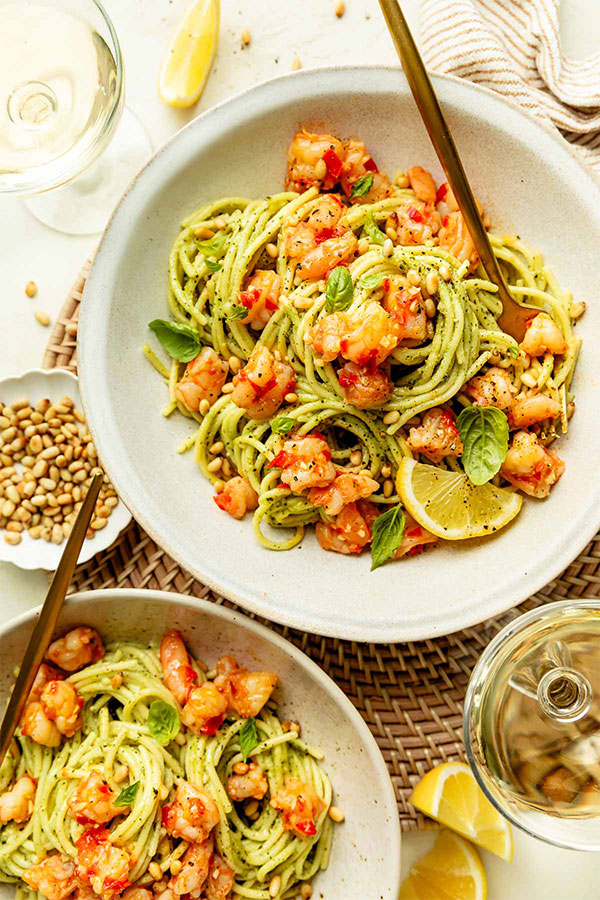 Garlicky shrimp with spaghetti and pesto sauce