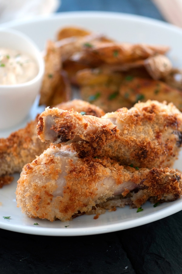 Baked chicken drumsticks on a plate 