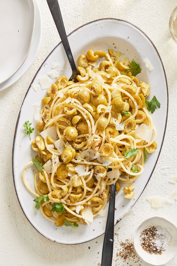 Pasta with chickpeas and parsley plate