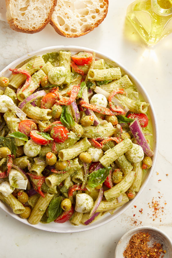 Picture of finished pasta salad in a bowl