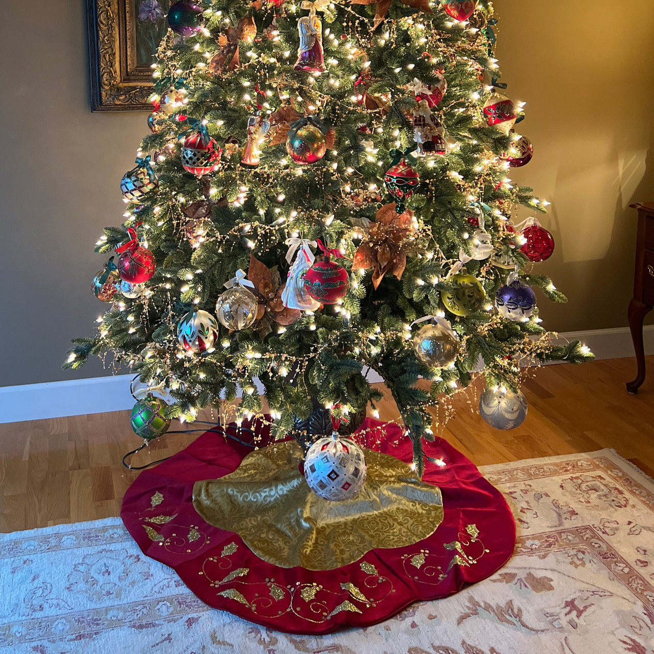 Snapklik.com : Christmas Tree Collar Sequin Velvet Tree Skirt Burgundy  Decorative Christmas Tree Ring 23.6 Inch Sparkle Tree Skirt Box Seqins  Maroon Round Tree Cover Skirt For Thanksgiving Halloween Ornaments