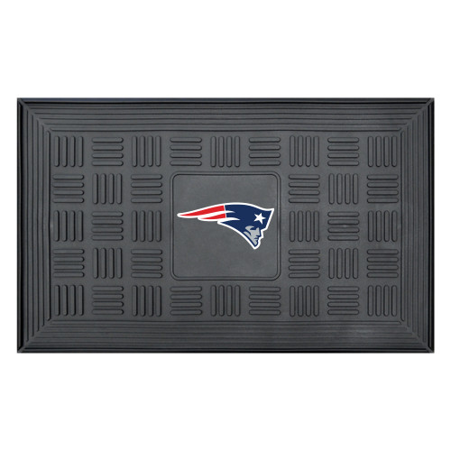 19.5" x 31.25" Red and White NFL New England Patriots 3-D Team Medallion Doormat