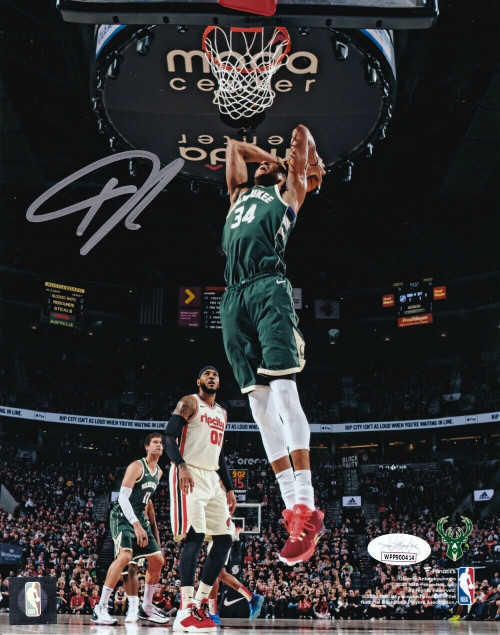Giannis Antetokounmpo Signed Milwaukee Bucks 8x10 Dunk Photo JSA ITP