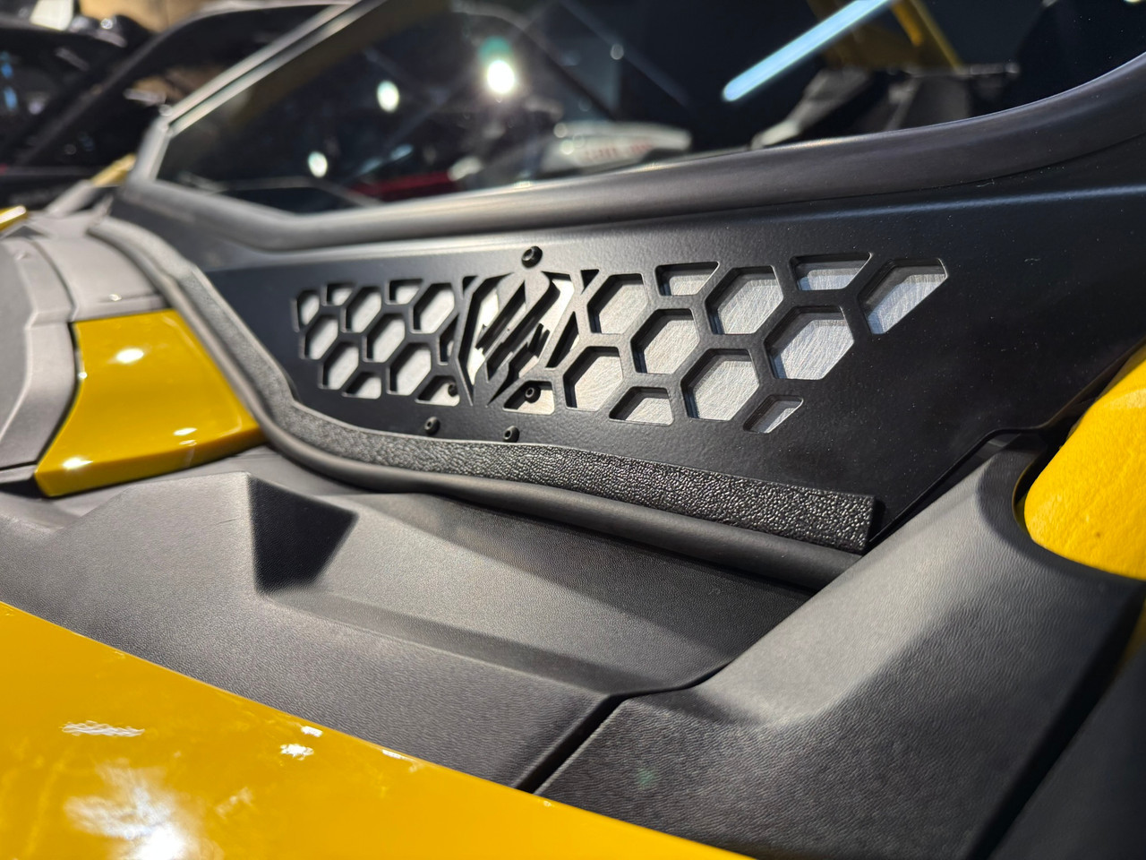 Maverick R Vented Full Glass Vented Black DOT Windshield with