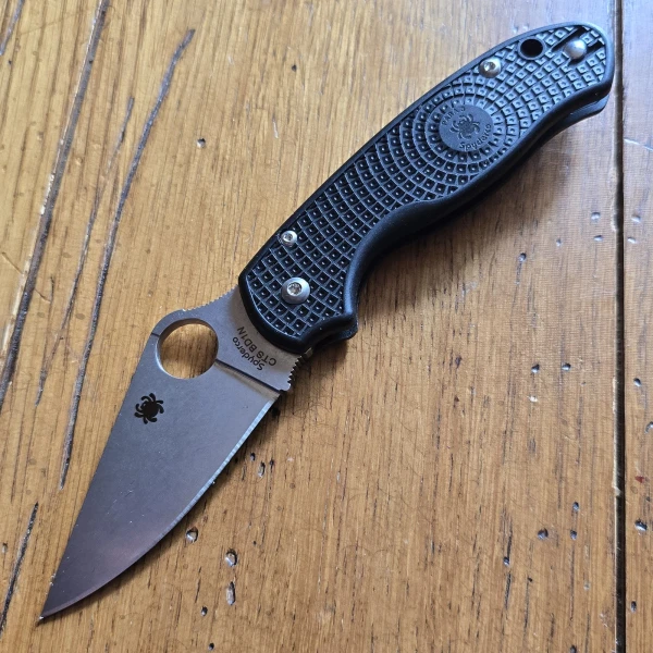 SPYDERCO PARA 3 PLAIN EDGE LOCKING KNIFE BLACK FRN SCALES BD1N STEEL