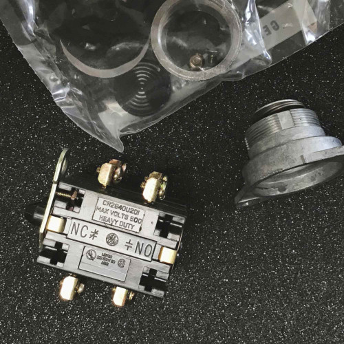 GE CR2940U201 contact block marked 600 volts max, metal operator body, clear bag of cap parts