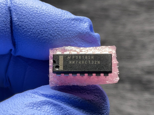National Semiconductor logo N P9818SH MM74HCT32N marking clear, pins straight, no visible damage.