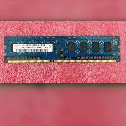 Macro of Hynix H5TQ1G83BFR DRAM chips and gold edge contacts on DDR3 module