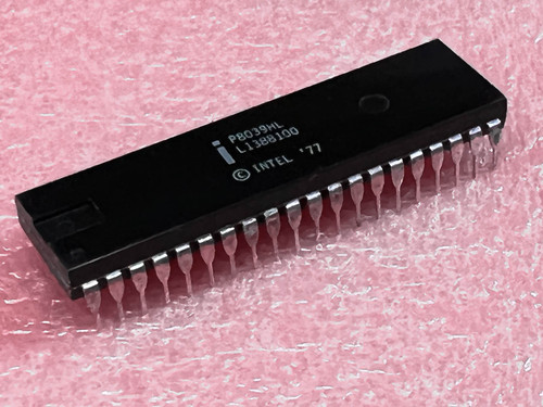 Marked P8039HL, date code L1388100, © Intel '77; all 40 pins straight, unoxidized; black DIP body clean with no chips.