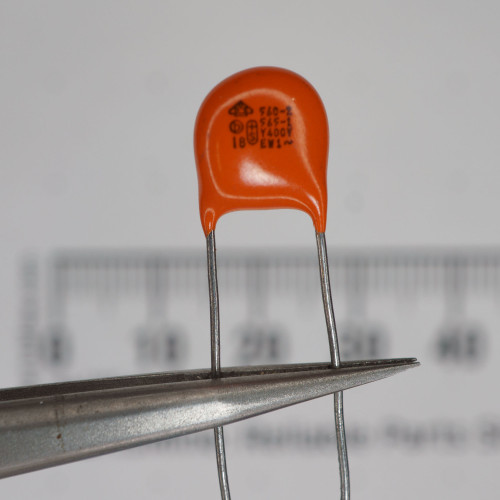 Orange epoxy body clean and unmarked; face reads 540-2 / 565-1 / Y400V / 18 EW1; both leads straight and uncut.