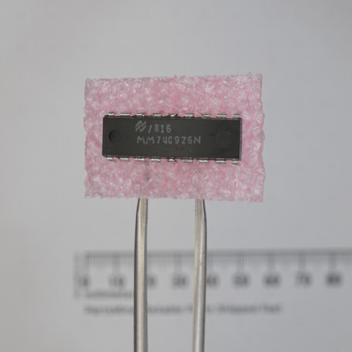 18-pin DIP, dark body, marked MM74C926N with National Semiconductor logo and code 1816. Leads appear straight and clean.
