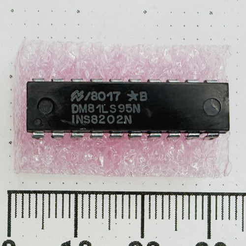 Top view of National Semiconductor DM81LS95N DIP-20 integrated circuit.