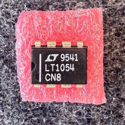 Top view of Linear Tech LT1054CN8 DIP-8 IC.
