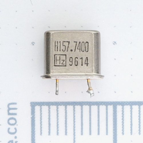 Front view of VARIOUS SS-9905 crystal oscillator showing stamped markings and wire leads.