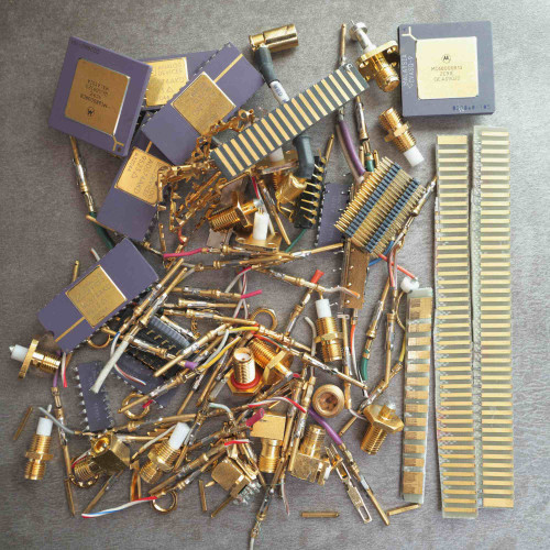Full overview of electronic scrap lot including ceramic ICs, PCB fingers, and gold-plated connectors.