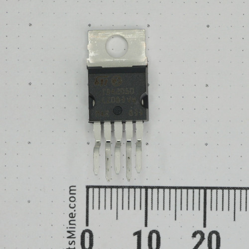 Front view of STMicroelectronics TDA2050 audio amplifier IC in Pentawatt package next to a millimeter scale.