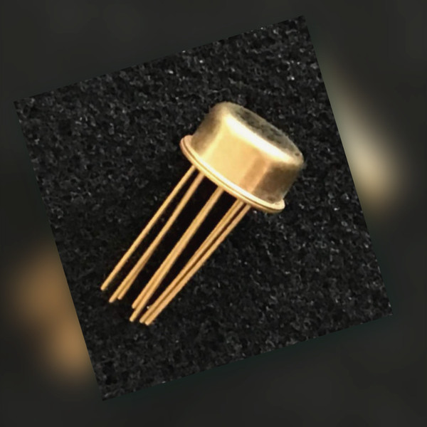 Motorola MC710G gold 8-lead metal can integrated circuit upright, gold plated leads full length and unsoldered
